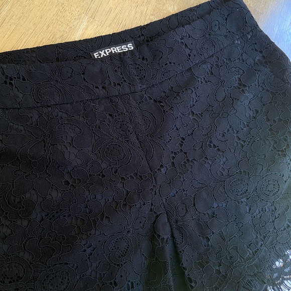 ✨BOGO FREE✨ Express Lace Shorts - Picture 3 of 3